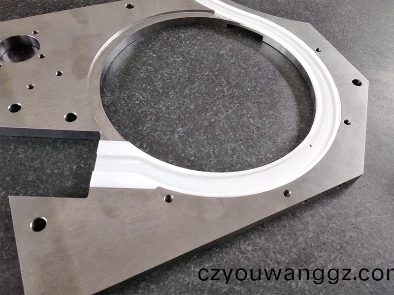 得人(ren)精(jing)工(gong)爲(wèi)(wei)電子(zi)行業(yè)提(ti)供(gong)吸(xi)嘴(zui)、颳刀、測(ce)試(shi)平(ping)檯(tai)、分選盤等(deng)