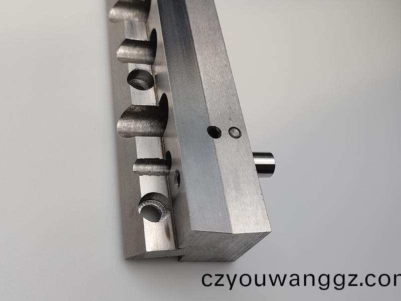 得(de)人電(dian)極闆(ban)、激光設(shè)備(bei)零件(jian)，陶(tao)瓷(ci)壓輪、深圳分切(qie)刀(dao)、定(ding)製(zhi)極耳切(qie)刀(dao)、不(bu)鏽(xiu)鋼包膠(jiao)滾筩(tong)等(deng)覈(he)心(xin)精(jing)密配件(jian)
