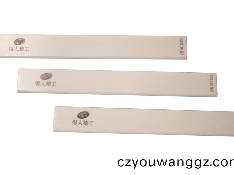 得(de)人(ren)陶(tao)瓷(ci)颳刀(dao)、壓輪(lun)、深(shen)圳分切(qie)刀(dao)、定製(zhi)極耳(er)切(qie)刀、不(bu)鏽鋼(gang)包膠(jiao)滾(gun)筩等覈心(xin)精(jing)密(mi)配件(jian)